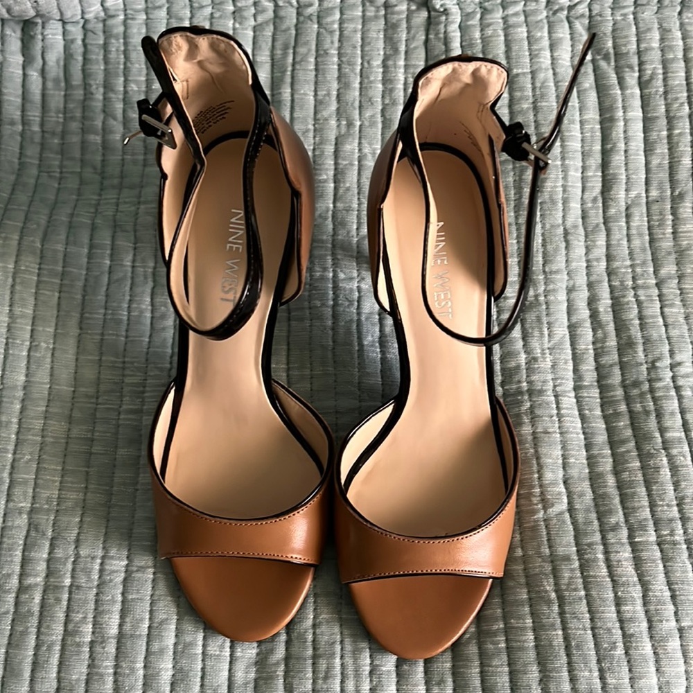 NWT Nine West Brown Peep Toe Pump 5.5 Scallop